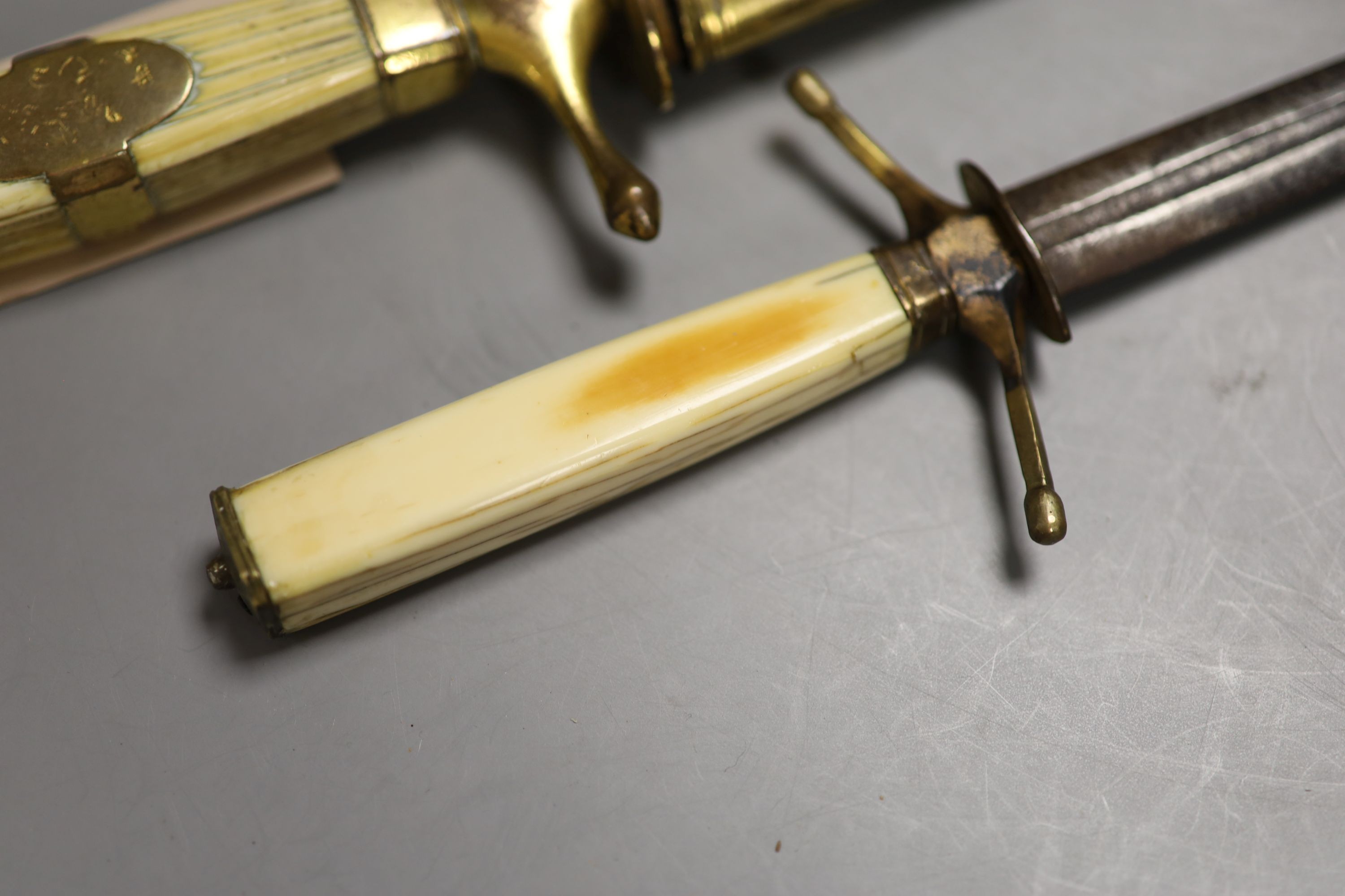 A Georgian naval dirk 41 cm flattened diamond blade etched EDWARD EDWARDS OWEN 1794-1838., Grip with engraved central copper band with traces of a rampart lion. Contained in its copper gilt mounted leather scabbard. Toge